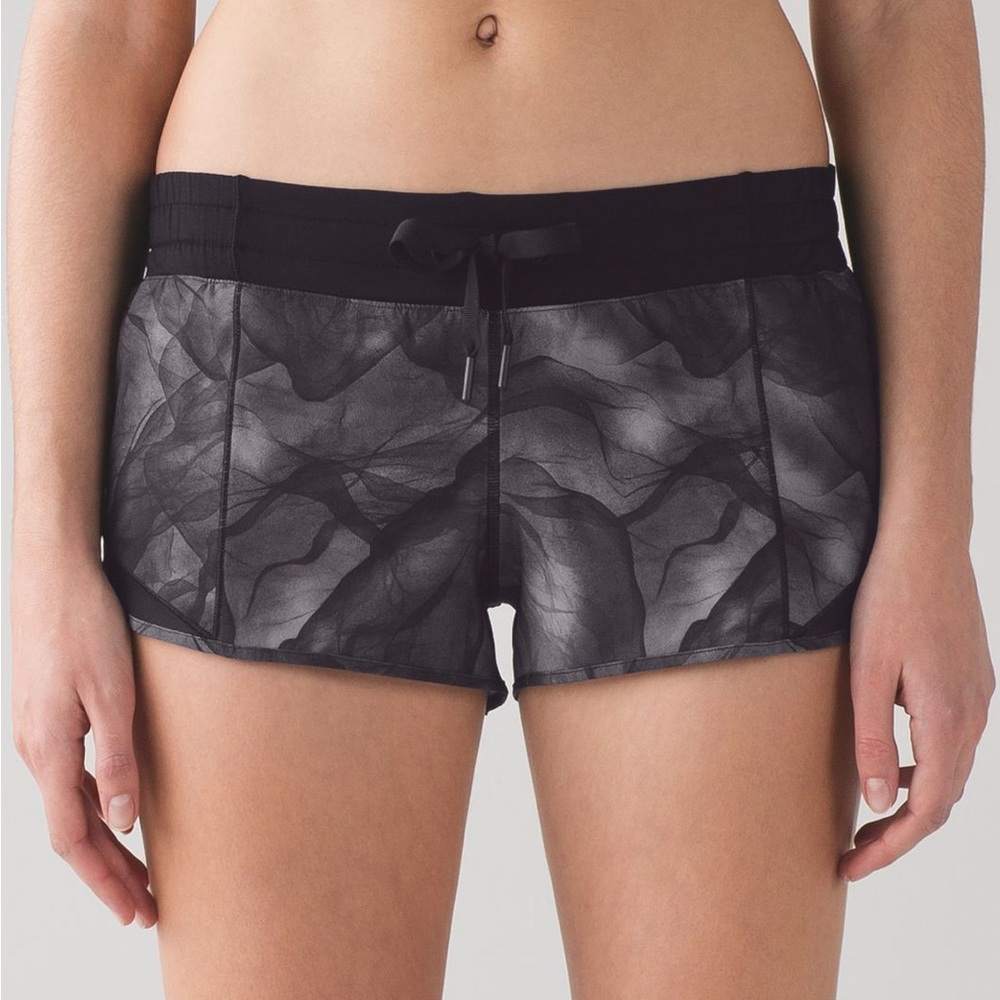 Lululemon Hotty Hot Shorts (2 1/2”) - Mini Midnight Tule Multiblack (Size 6)